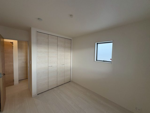 ■■八重瀬町伊覇第２－２号棟（全３棟）の洋室|個人の部屋や寝室として使える洋室です