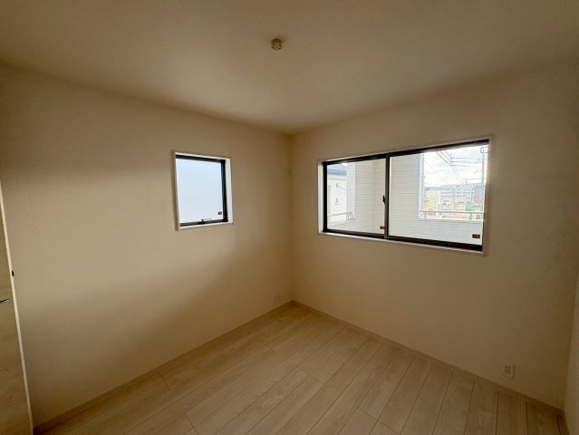 ■■八重瀬町伊覇第２－２号棟（全３棟）の洋室|広々とした洋室です