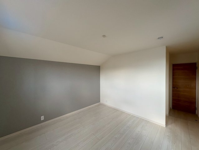 ■■八重瀬町伊覇第２－２号棟（全３棟）の洋室|スタンダードな洋室です