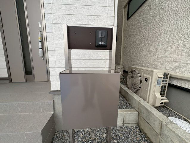 ■■八重瀬町伊覇第２－２号棟（全３棟）のエントランス