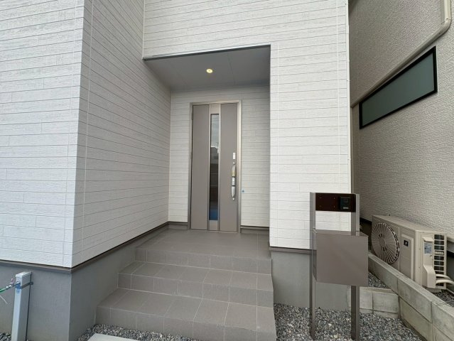 ■■八重瀬町伊覇第２－２号棟（全３棟）の玄関|きれいな玄関です