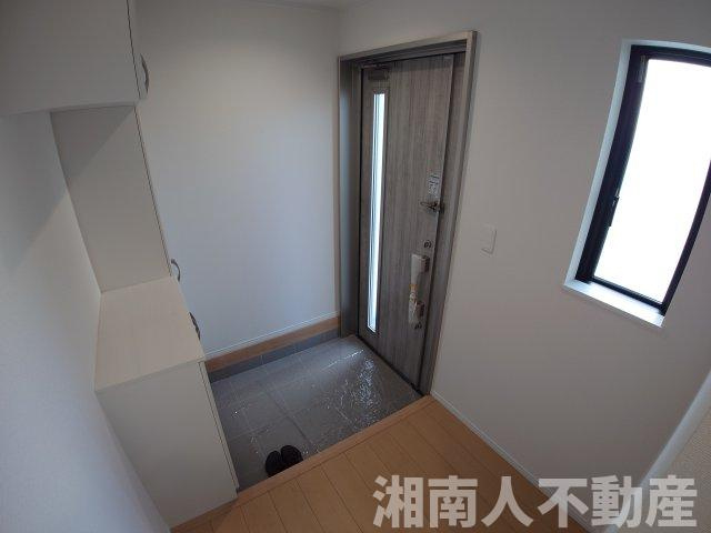 茅ヶ崎市松林2丁目 新築戸建 全5棟の玄関|収納もある玄関です