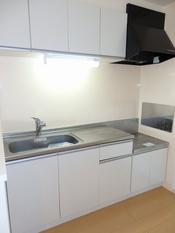 ブルーベリーのキッチン|コンパクトなキッチンで掃除もラクラク