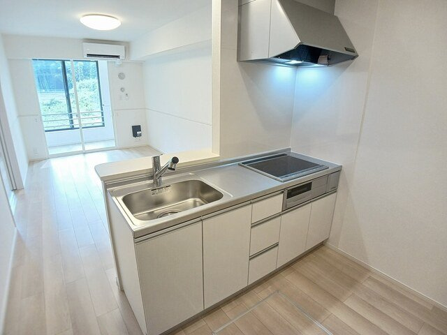 ミースⅠのキッチン|グリル付き、3口コンロのシステムキッチンです。