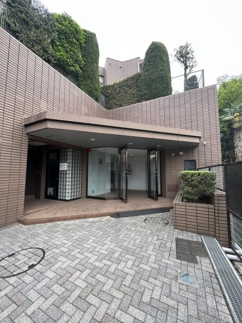 グローリア初穂大倉山のエントランス