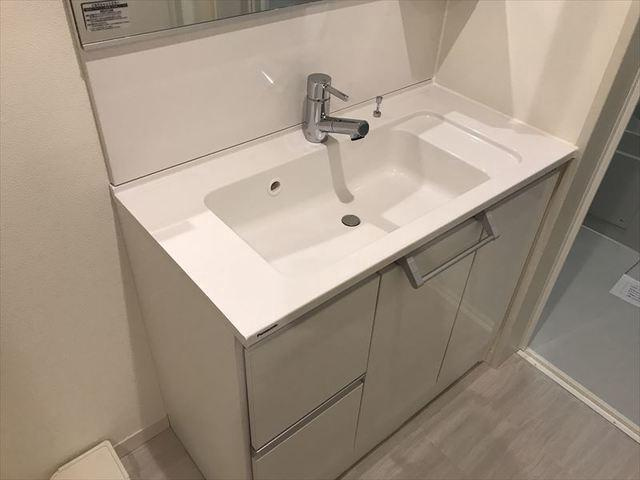 横浜市港北区小机町のアパートの洗面所