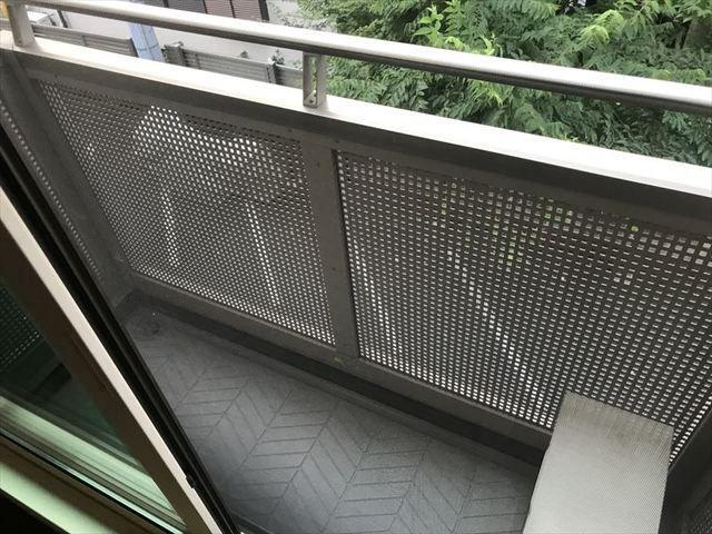 横浜市港北区小机町のアパートのバルコニー