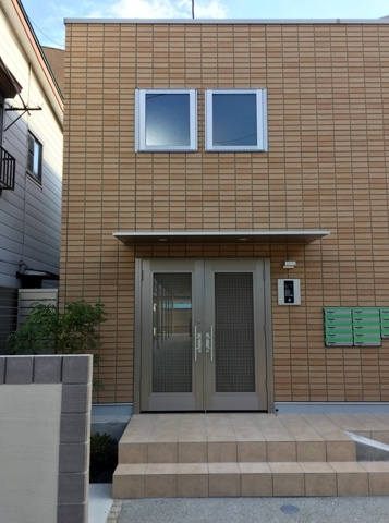 横浜市港北区小机町のアパートのエントランス