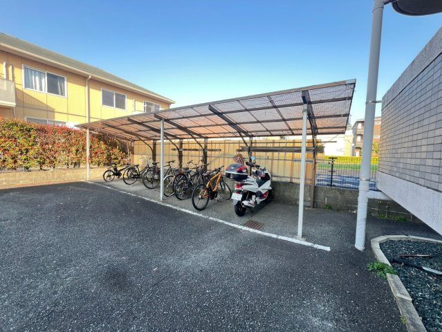 フォレスト小森野の駐車場|広い駐輪場です