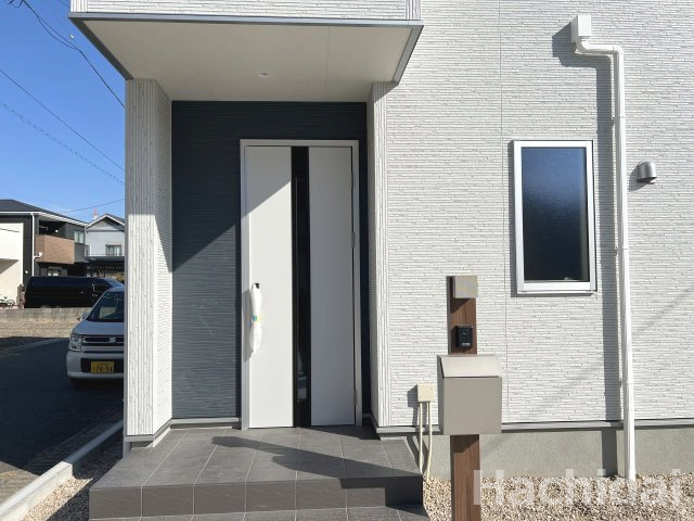 碧南市権現町第2　新築一戸建のエントランス|シンプルでモダンなエントランスホールです。訪れる方を心地よく迎えてくれます。