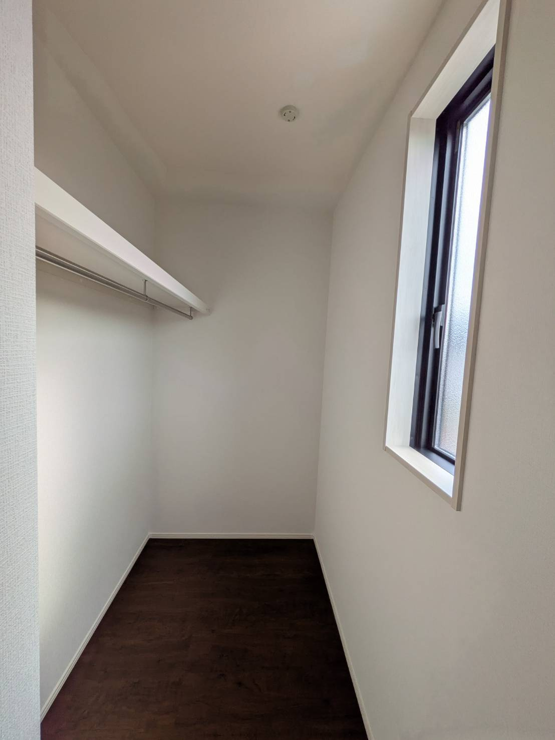 岡山市南区福島2丁目  1期③号棟の収納|◆2階北西側洋室5.2帖のWICの様子です。2階のその他2部屋にもそれぞれWICがございます。