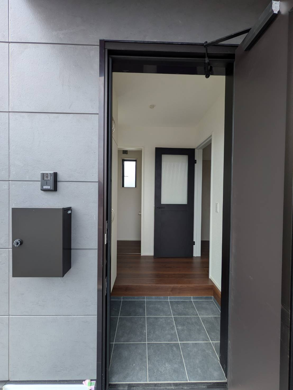 岡山市南区福島2丁目  1期③号棟の玄関|◆玄関まわりの様子です。