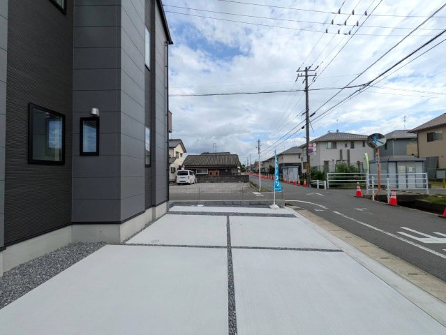 岡山市南区福島2丁目  1期③号棟の駐車場|◆駐車スペースは並列駐車3台分可能です（車種による）。