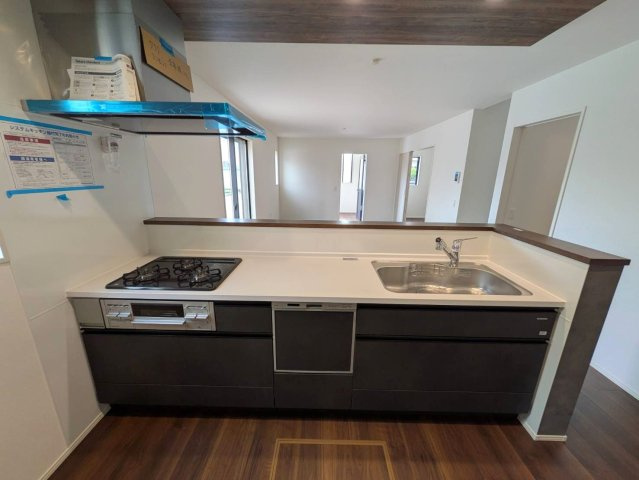 岡山市南区福島2丁目  1期③号棟のキッチン|◆調理に嬉しい3口コンロ・食洗機付きシステムキッチンです。
