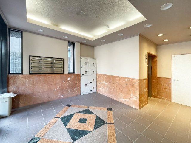 プラスワン芦屋のエントランス|ゆとりのあるエントランスです