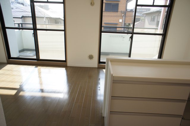 プラスワン芦屋の居間・リビング|キッチンからリビング（西向きで午後はこんな明るさです）