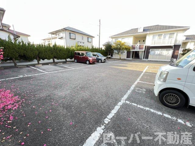グレースフジ B棟の駐車場