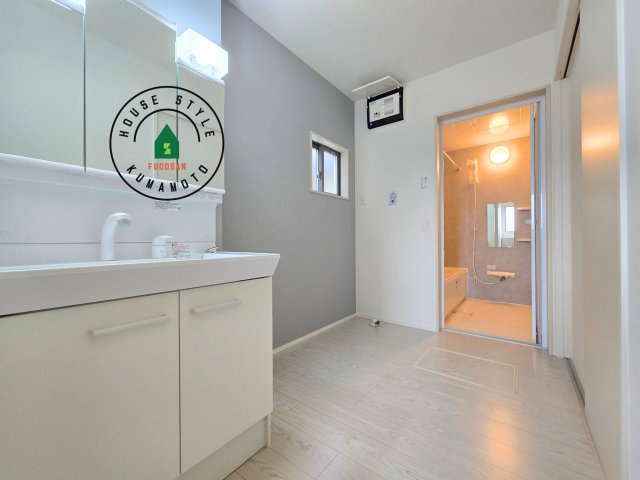 菊池郡大津町大字大林第1-1棟(1号棟)の内観：施工例|ゆとりの洗面スペースで朝の身支度もスムーズに。暮らしを快適に変えるシャワー付洗面台です！