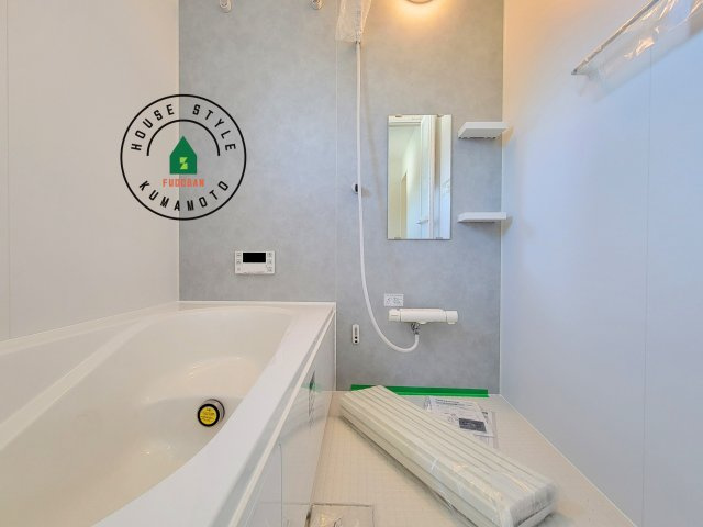 菊池郡大津町大字大林第1-1棟(1号棟)の内観：施工例|ウ窓もあるので換気も安心ですね。同社仕様。1日の疲れを癒してくれる広々バスルーム。雨の日のお洗濯にも大活躍な浴室乾燥機付です！