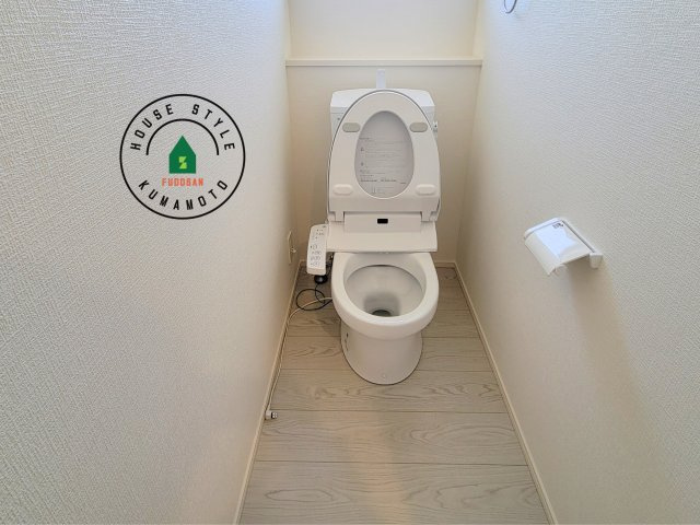 菊池郡大津町大字大林第1-1棟(1号棟)の内観：施工例|温水洗浄便座を完備しております。2ヶ所にトイレがあるのは朝の慌ただしい時間も安心です。