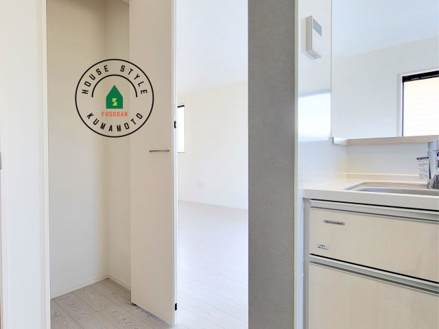 菊池郡大津町大字大林第1-1棟(1号棟)の内観：施工例|階段からも明るい光が入ります。採光や通風も階段の重要な役割です。