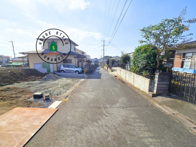 菊池郡大津町大字大林第1-1棟(1号棟)の前面道路含む現地写真|前面道路は閑静な住宅地をはしる車通りの少ない道路。お車の出し入れが苦手なママや小さなお子様にも安心ですね。しっかり舗装もされているので、ベビーカーや自転車で通っても快適に通行できます。