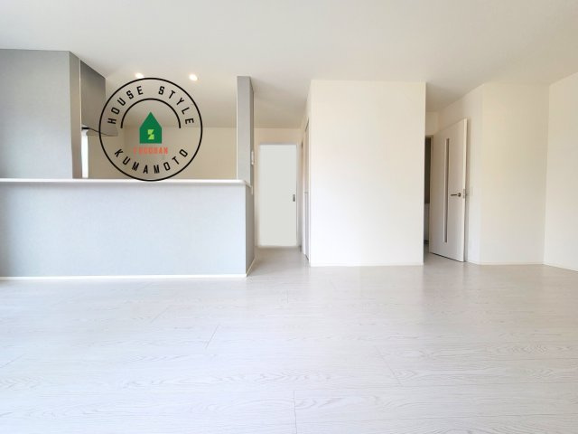 菊池郡大津町大字大林第1-1棟(1号棟)の内観：施工例|ご家族を近くに感じられる対面キッチンのLDK。会話もはずみそうですね。