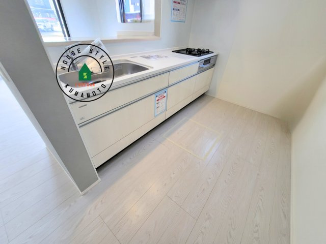 菊池郡大津町大字大林第1-1棟(1号棟)の内観：施工例|ダイニングテーブルへの配膳がラクラク、お料理はかどるカウンター付きシステムキッチン！