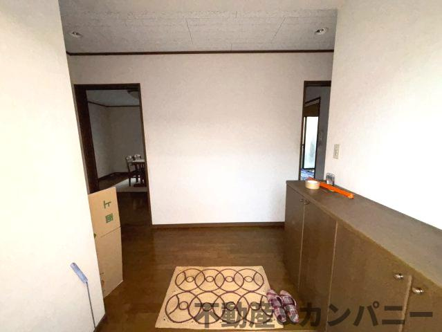 水泥町の中古のおうち　松山市水泥町中古戸建の玄関|きれいな玄関です