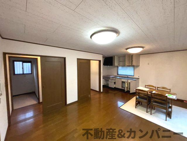 水泥町の中古のおうち　松山市水泥町中古戸建の居間・リビング|使いやすい居間です