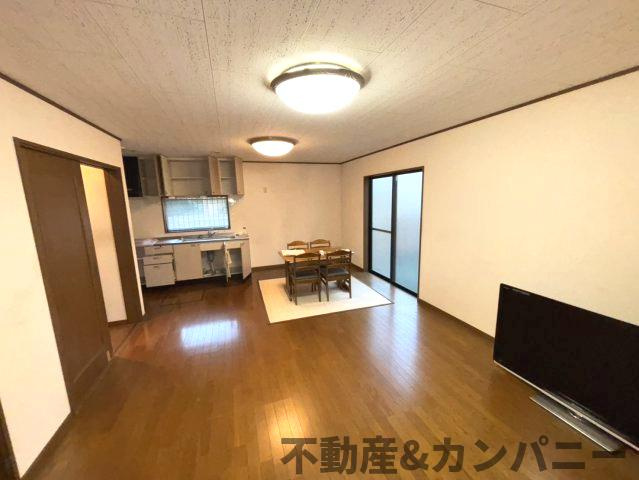 水泥町の中古のおうち　松山市水泥町中古戸建の居間・リビング|ゆったりとしたリビングです