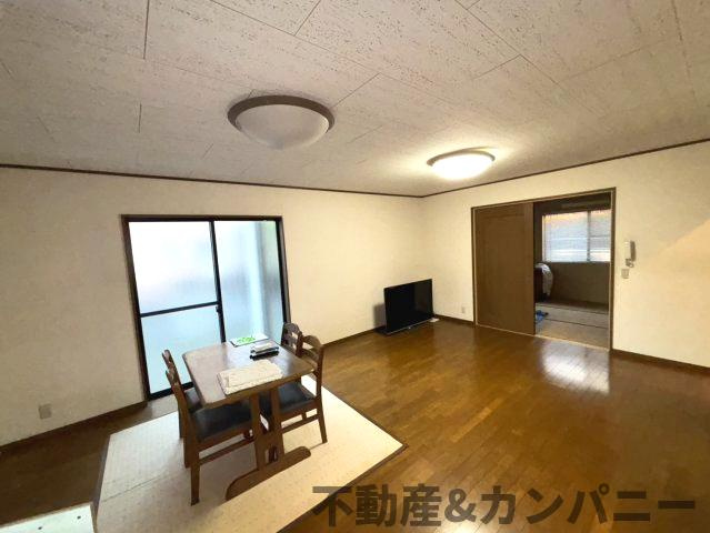 水泥町の中古のおうち　松山市水泥町中古戸建の居間・リビング|こちらの居間で趣味の時間をお楽しみください