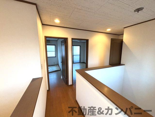 水泥町の中古のおうち　松山市水泥町中古戸建のその他|2階廊下です