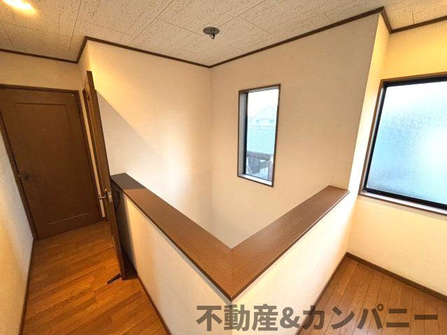 水泥町の中古のおうち　松山市水泥町中古戸建の玄関|2階廊下から見る吹抜けです