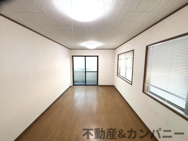 水泥町の中古のおうち　松山市水泥町中古戸建の洋室|使い勝手のいい洋室です
