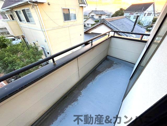 水泥町の中古のおうち　松山市水泥町中古戸建のバルコニー|バルコニー付きです