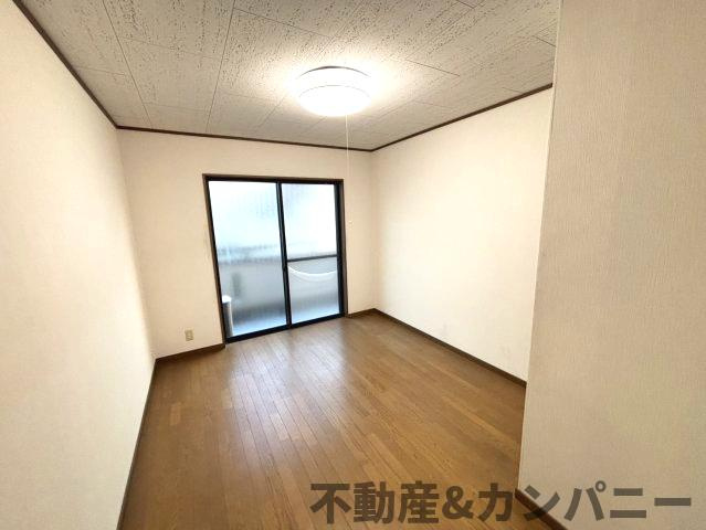 水泥町の中古のおうち　松山市水泥町中古戸建の洋室|ゆったりした洋室です