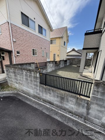 水泥町の中古のおうち　松山市水泥町中古戸建の駐車場|このブロック塀を壊して、2代目駐車場にするご提案が可能です！お見積り済みで金額もわかりますので、駐車場にも困りません！