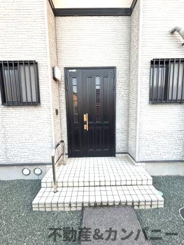 水泥町の中古のおうち　松山市水泥町中古戸建の玄関|シンプルで使いやすい玄関です