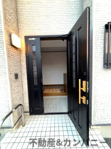 水泥町の中古のおうち　松山市水泥町中古戸建の玄関|ゆったりとした玄関です