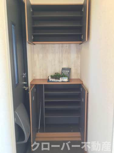 ルエスト B棟の玄関