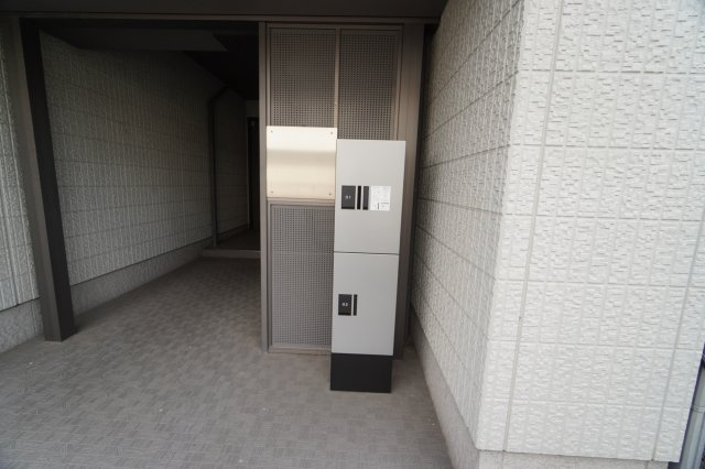 ルエスト B棟のエントランス