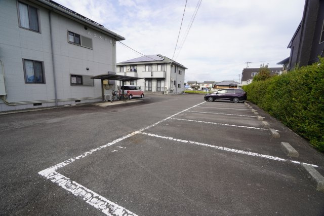 ルエスト B棟の駐車場