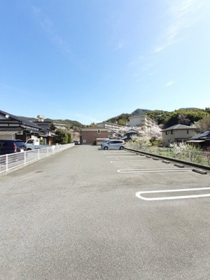 【駐車場】 | ネオ・グレイスＡ | 車をお持ちの方に嬉しい駐車場付きの物件です