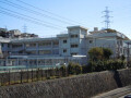 横須賀市立粟田小学校 359m