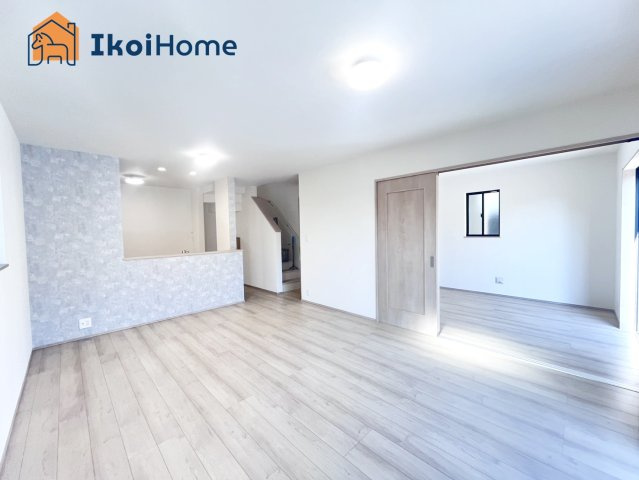 明石市沢野2丁目　新築戸建の居間・リビング|【ホームページに現地動画掲載中】●年中無休：当日予約可●広々LDKは開放感があり、大型家具も設置可能