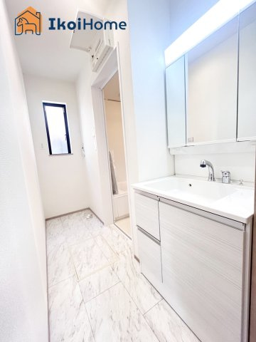 明石市沢野2丁目　新築戸建の洗面所|【ホームページに現地動画掲載中】●年中無休：当日予約可●洗面は便利な３面鏡。ゆったりワイドシンク仕様