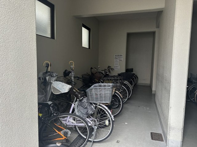 【駐輪場】 | フィオーレ帝塚山 | 駐輪場に屋根があるので、雨の日に自転車が濡れにくく嬉しいですね！