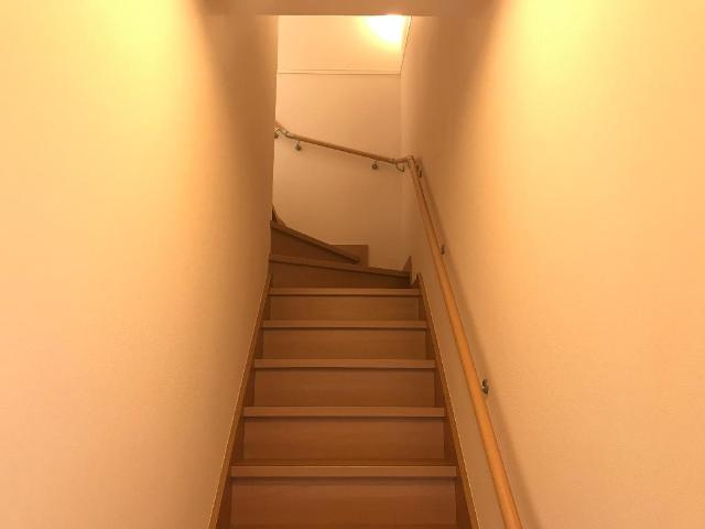 ベルフラワー荒居の内装|階段