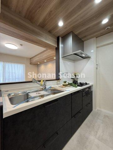 【キッチン】 | リフォーム済みの食洗機・浄水器付きの対面式カウンターキッチン◎
同時調理可能な３口コンロでお料理も捗ります♪
